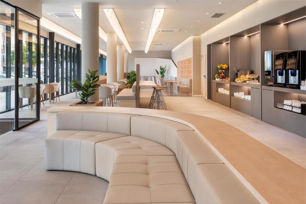 een lobby met een witte bank in een gebouw bij B&B HOTEL Lisboa Oeiras in Oeiras