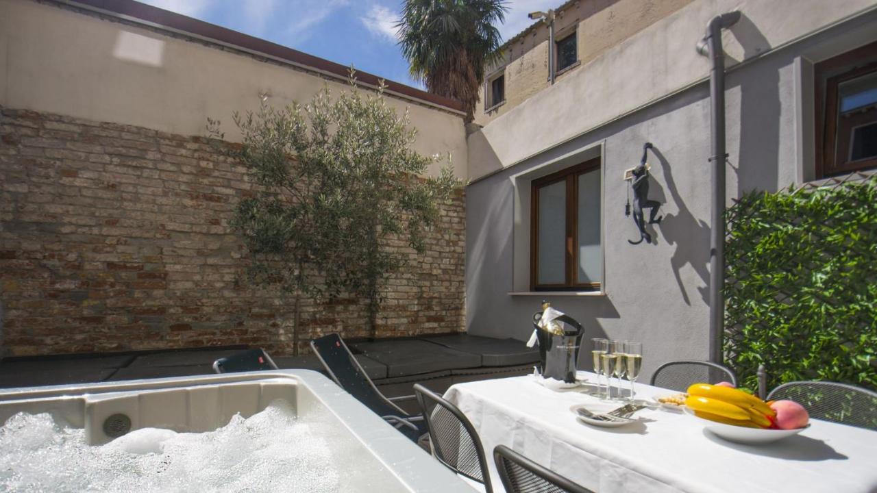 een tafel met een fruitschaal op een terras bij Corte dei Greci in Venetië