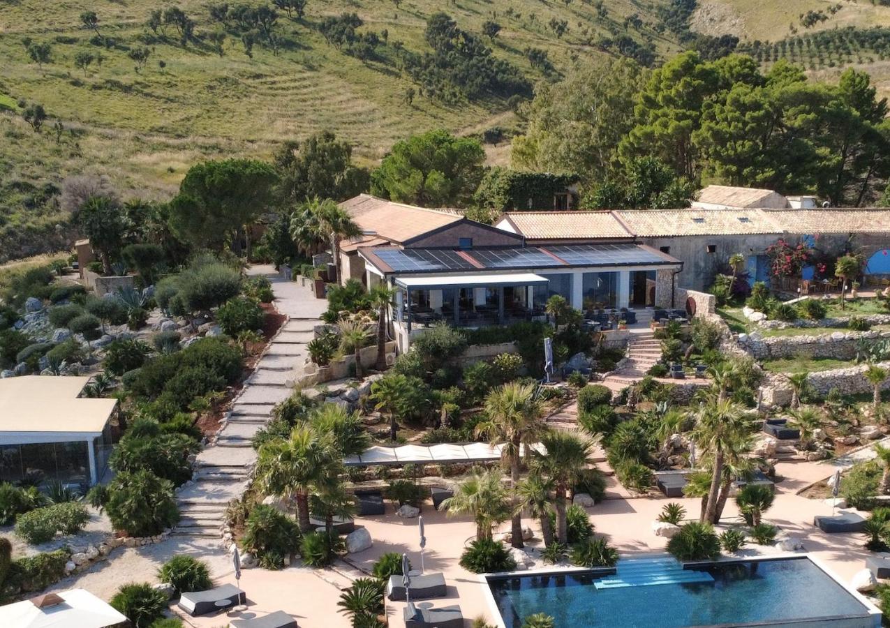 Een luchtfoto van een resort met een zwembad. bij Baglio La Porta by Geocharme in San Vito lo Capo