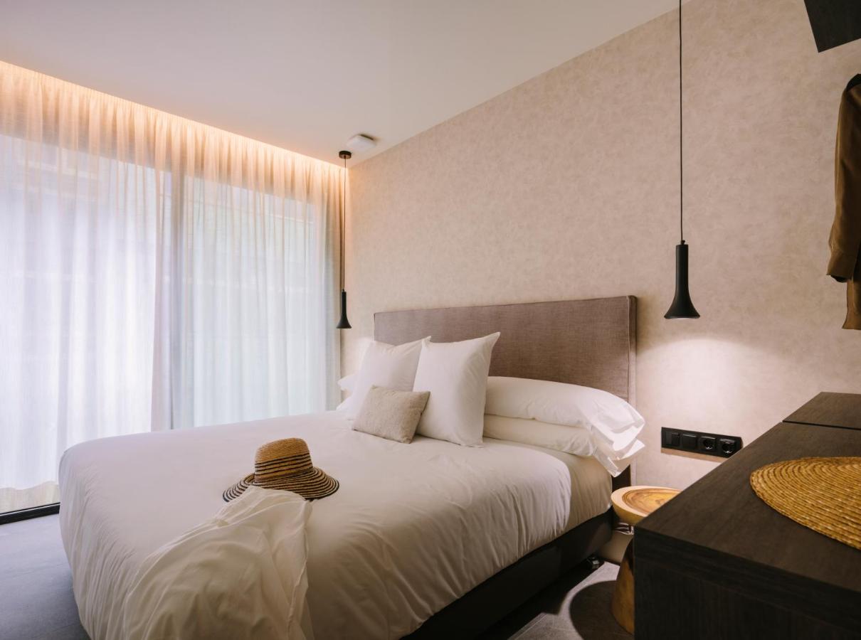 een hotelkamer met een bed waarop een hoed ligt bij TocToc Suites Olof Palme - Viviendas Vacacionales in Las Palmas de G