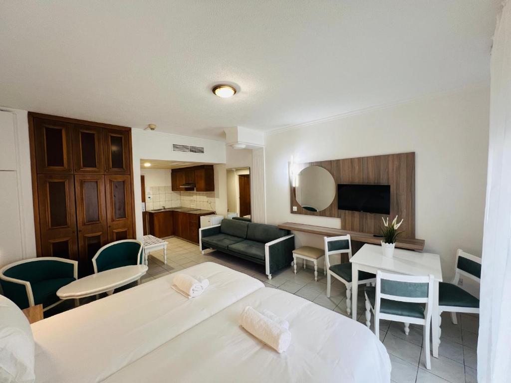 Marlita Hotel Apartments image 1