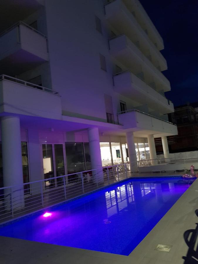een zwembad voor een gebouw 's nachts bij Nuovo Hotel SettiBi in Giulianova