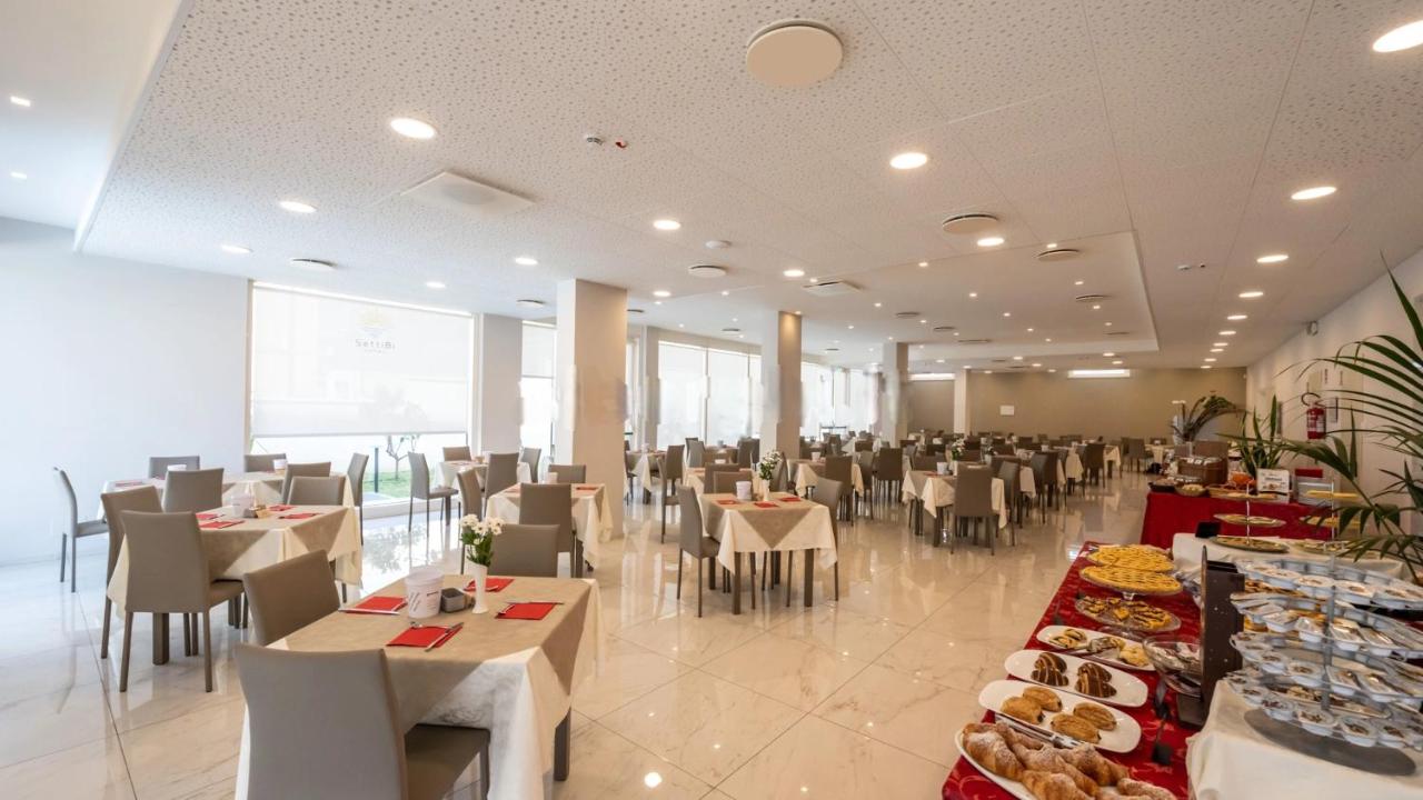 een eetzaal met tafels en stoelen en een cafetaria bij Nuovo Hotel SettiBi in Giulianova