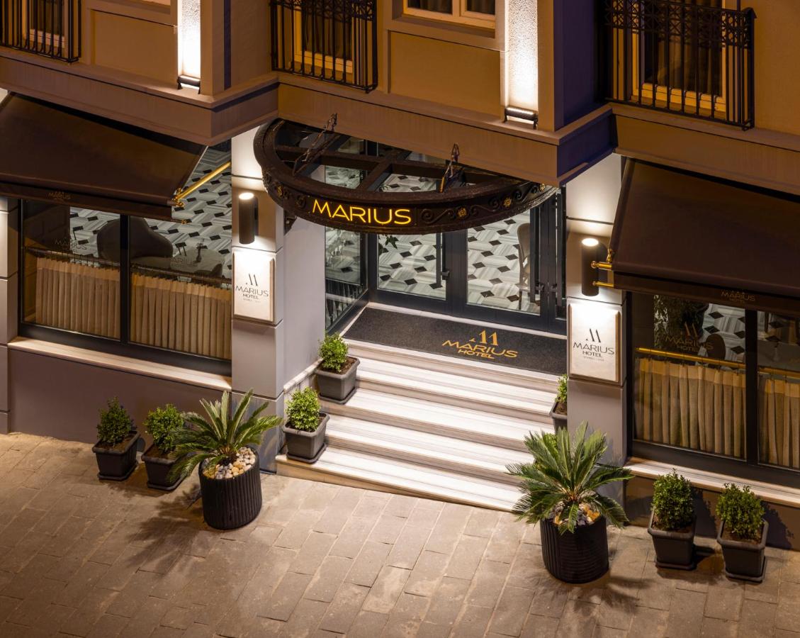 Een bovenaanzicht van een winkelcentrum met potplanten. bij Marius Hotel in Istanbul