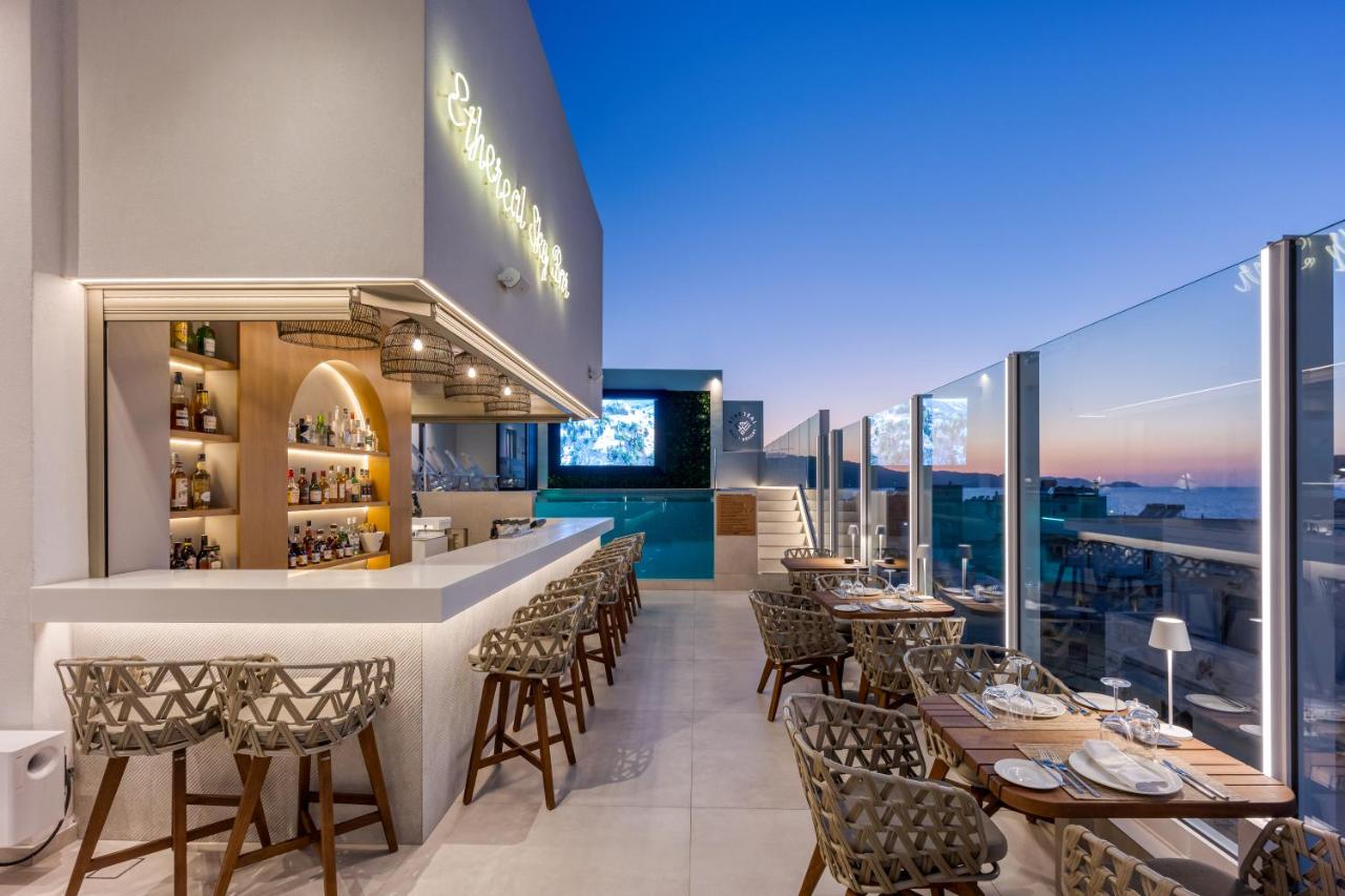 een restaurant met tafels en stoelen en een bar bij Ethereal White Resort Hotel & Spa - Adults Only in Heraklion