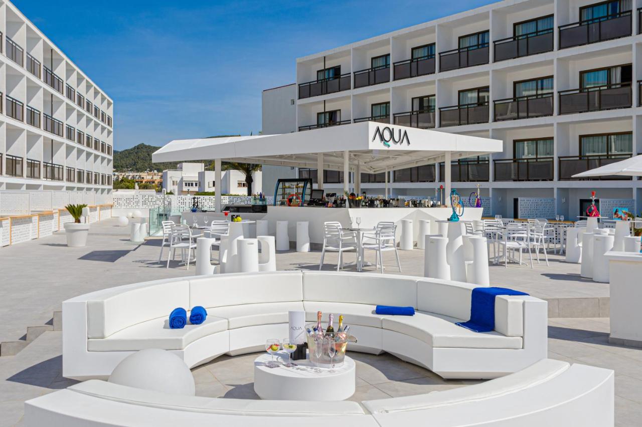 een terras met wit meubilair voor een gebouw bij Hotel Vibra Mare Nostrum in Playa d'en Bossa