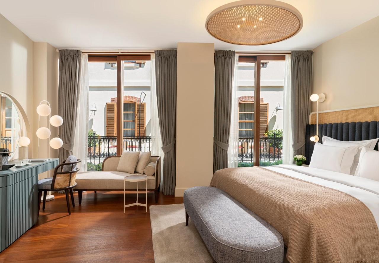 een hotelkamer met een bed en een balkon bij Ecole St. Pierre Hotel in Istanbul