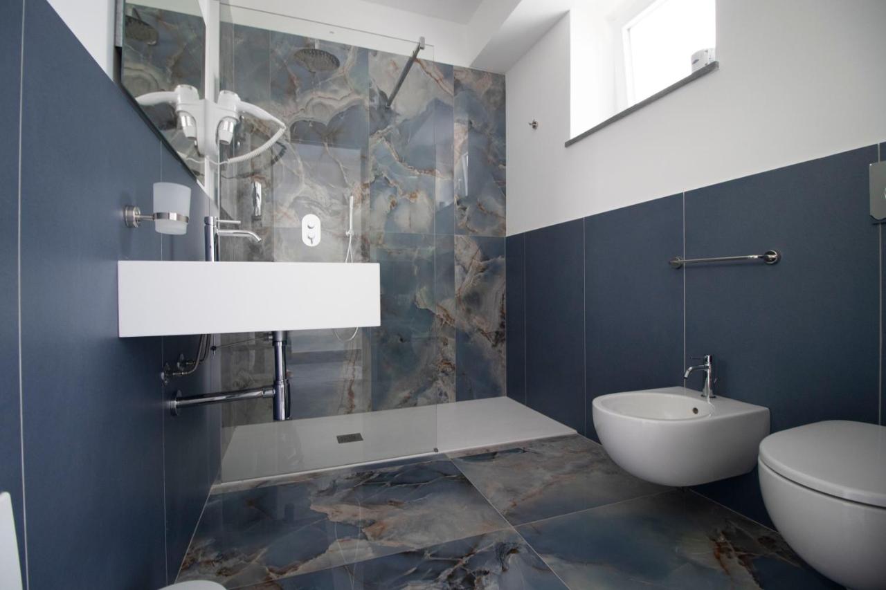 een badkamer met een toilet, een bidet en een wastafel bij Hotel Arte Mare in San Vito lo Capo