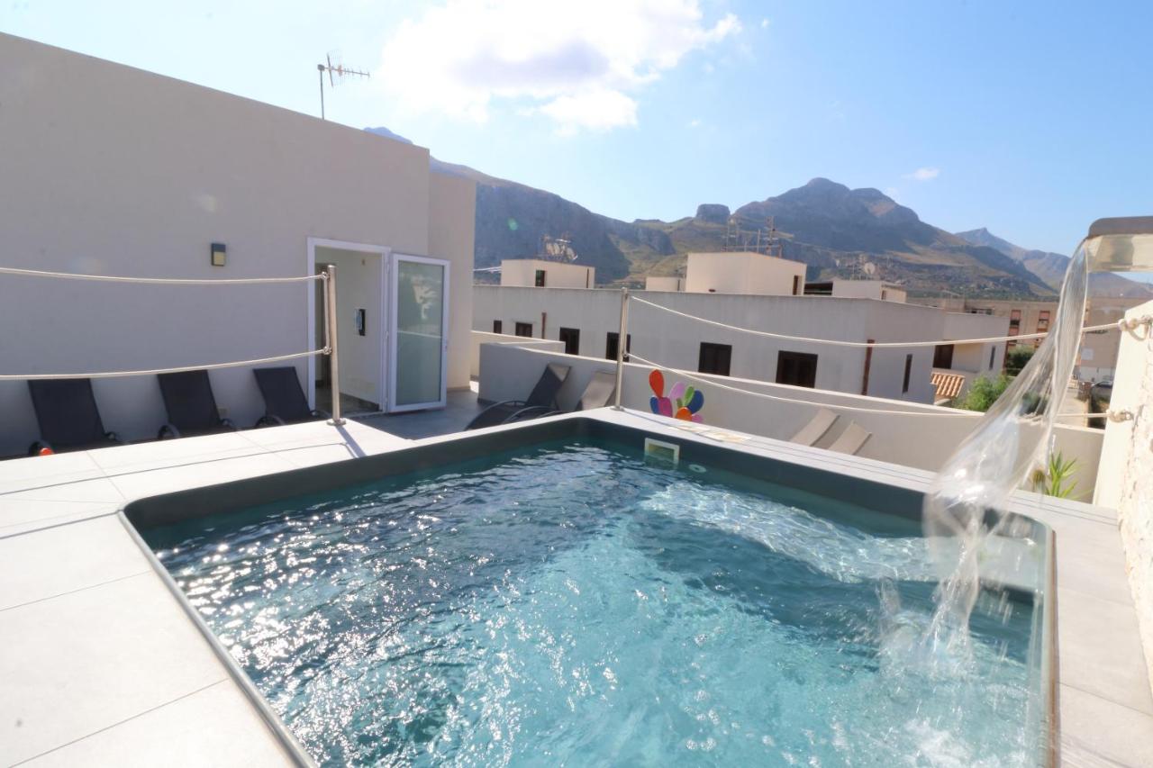 een zwembad op het dak van een huis bij Hotel Arte Mare in San Vito lo Capo