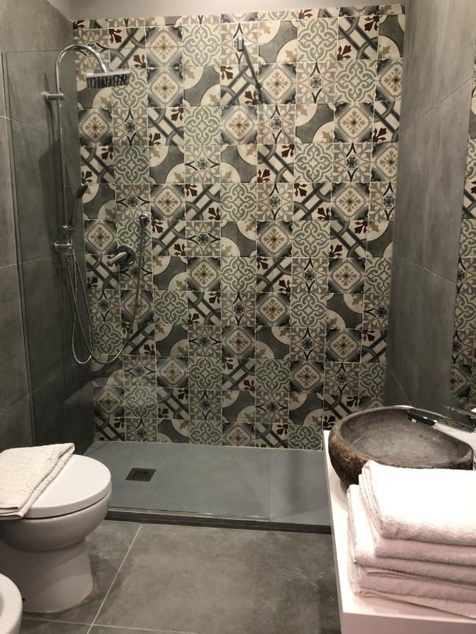 een badkamer met een douche, een toilet en een wastafel bij SUNSET BED AND BREAKFAST in Napels