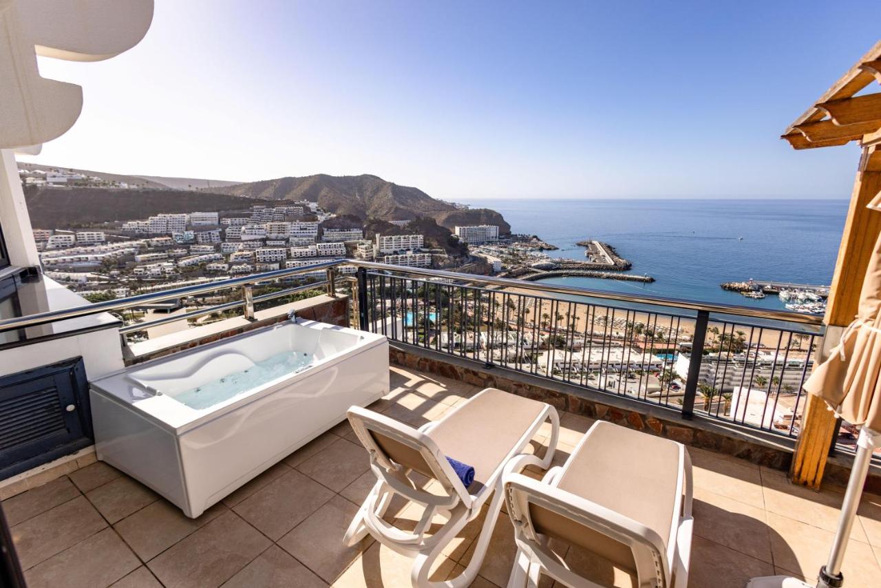 een jacuzzi op een balkon met uitzicht op de oceaan bij Servatur JB - Adults Only in Puerto Rico de Gran Canaria