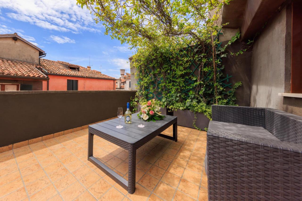 een zwarte tafel en stoel op een terras bij Cà Dell'Arte Palace in Venetië