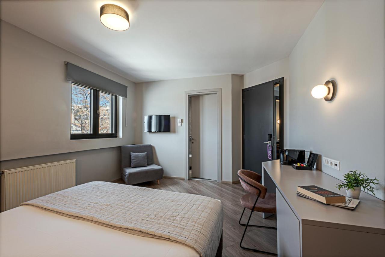 een slaapkamer met een bed, een bureau en een stoel bij BED in Athens in Athene +57 foto's