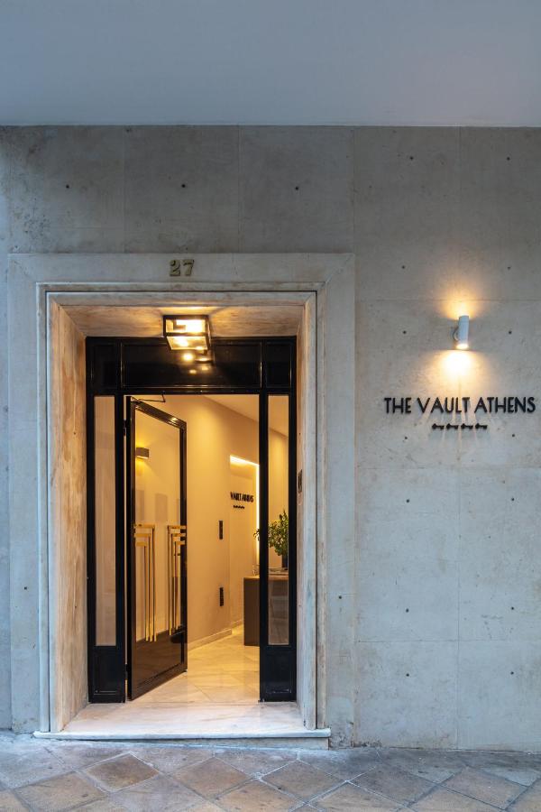 een ingang van een gebouw met een bord erop bij The Vault Athens in Athene