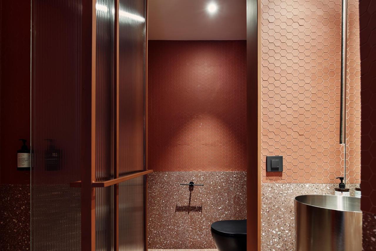 een badkamer met een roestvrijstalen koelkast en een wastafel bij The Newel Metaxourgeio by Athens Stay in Athene
