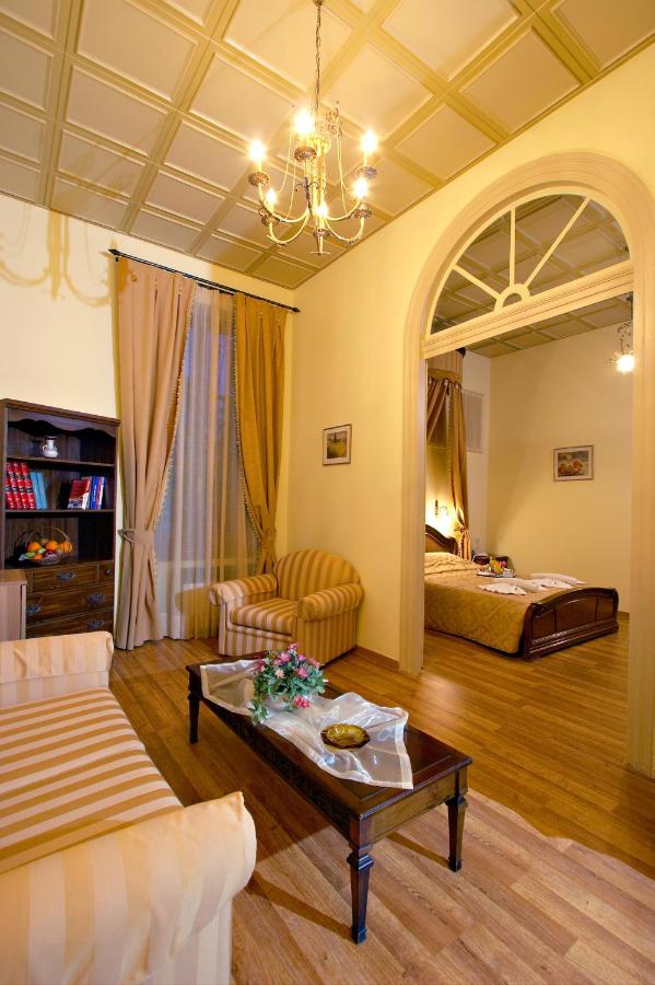 een woonkamer met een bank en een tafel bij Halepa Hotel in Chania