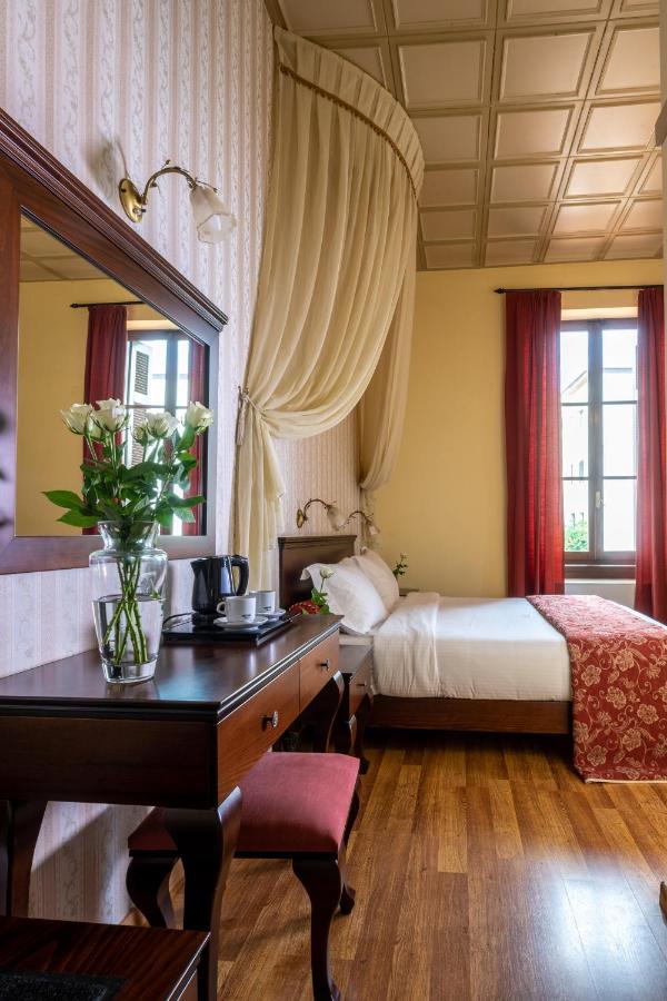 een hotelkamer met een bed en een bureau bij Halepa Hotel in Chania +88 foto's