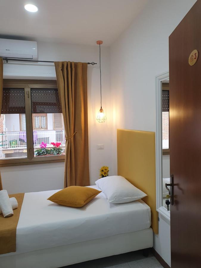 een bed met twee kussens in een kamer met een raam bij Affittacamere Dianir in Rome