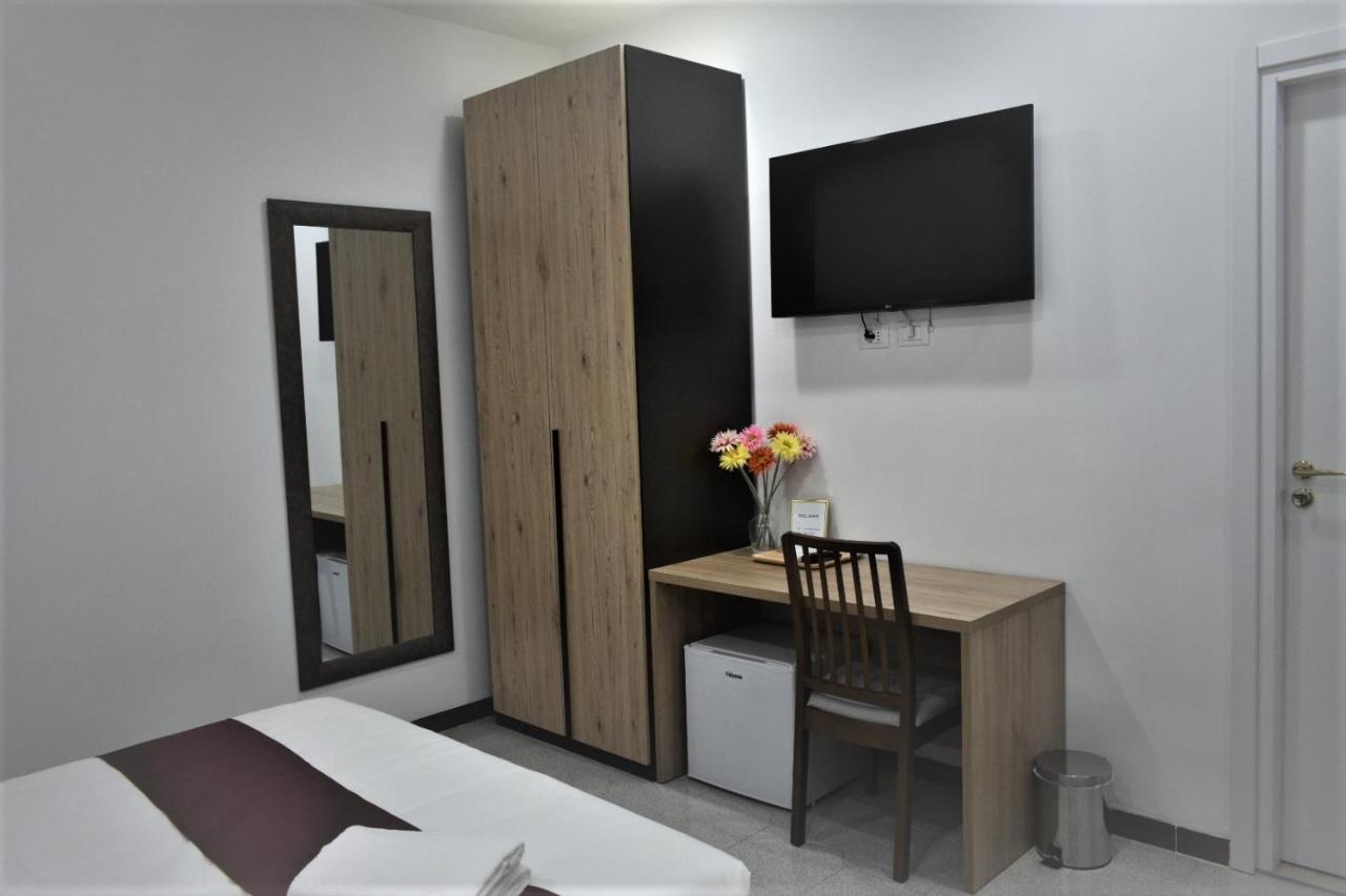 een slaapkamer met een bureau met een televisie en een bed bij Affittacamere Dianir in Rome