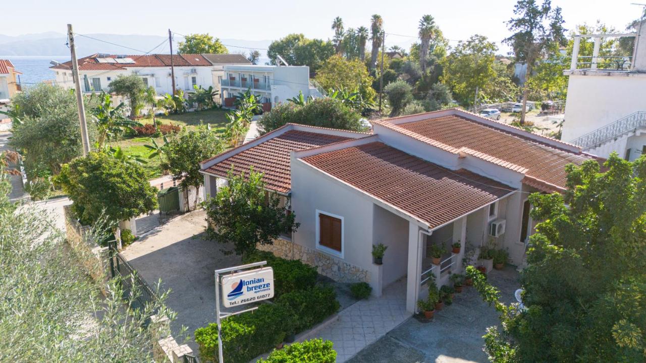 Een luchtfoto van een wit huis met een rood dak. bij Ionian Breeze Apartments in Kavos