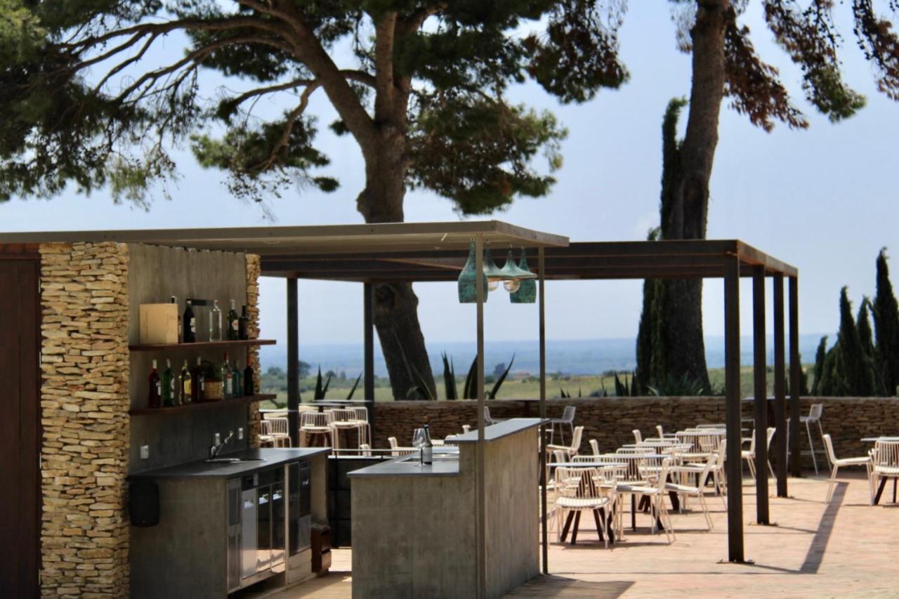 een terras met tafels en stoelen en een paviljoen bij Masseria del Carboj in Menfi