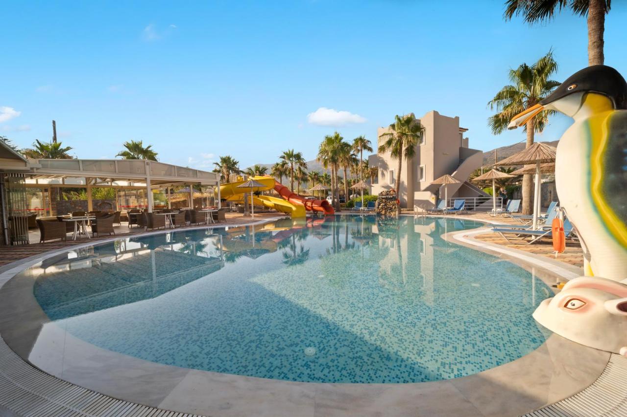 een zwembad in een resort met een pinguïn die erin zwemt bij Aeolos Beach Resort in Malia
