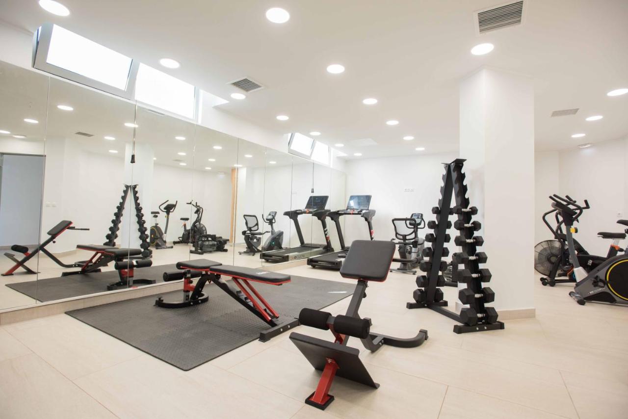 een sportschool met veel loopbanden en hometrainers bij Aeolos Beach Resort in Malia