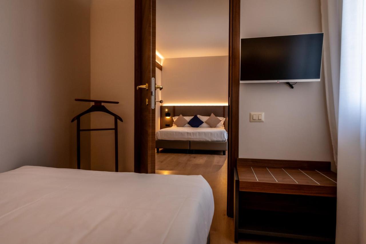een hotelkamer met een bed en een televisie bij Residence Porta Al Prato in Florence
