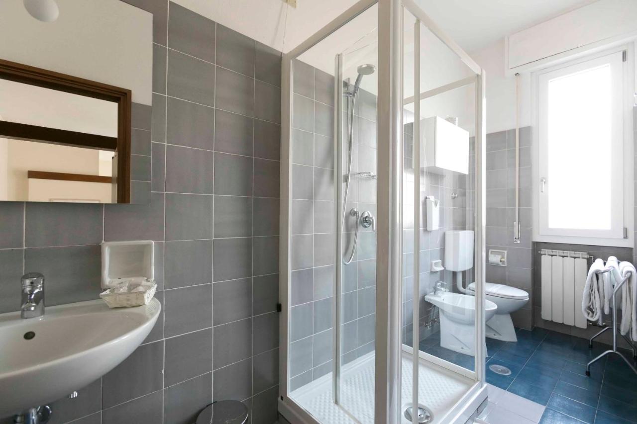 een badkamer met een douche, een wastafel en een toilet. bij Residence Porta Al Prato in Florence