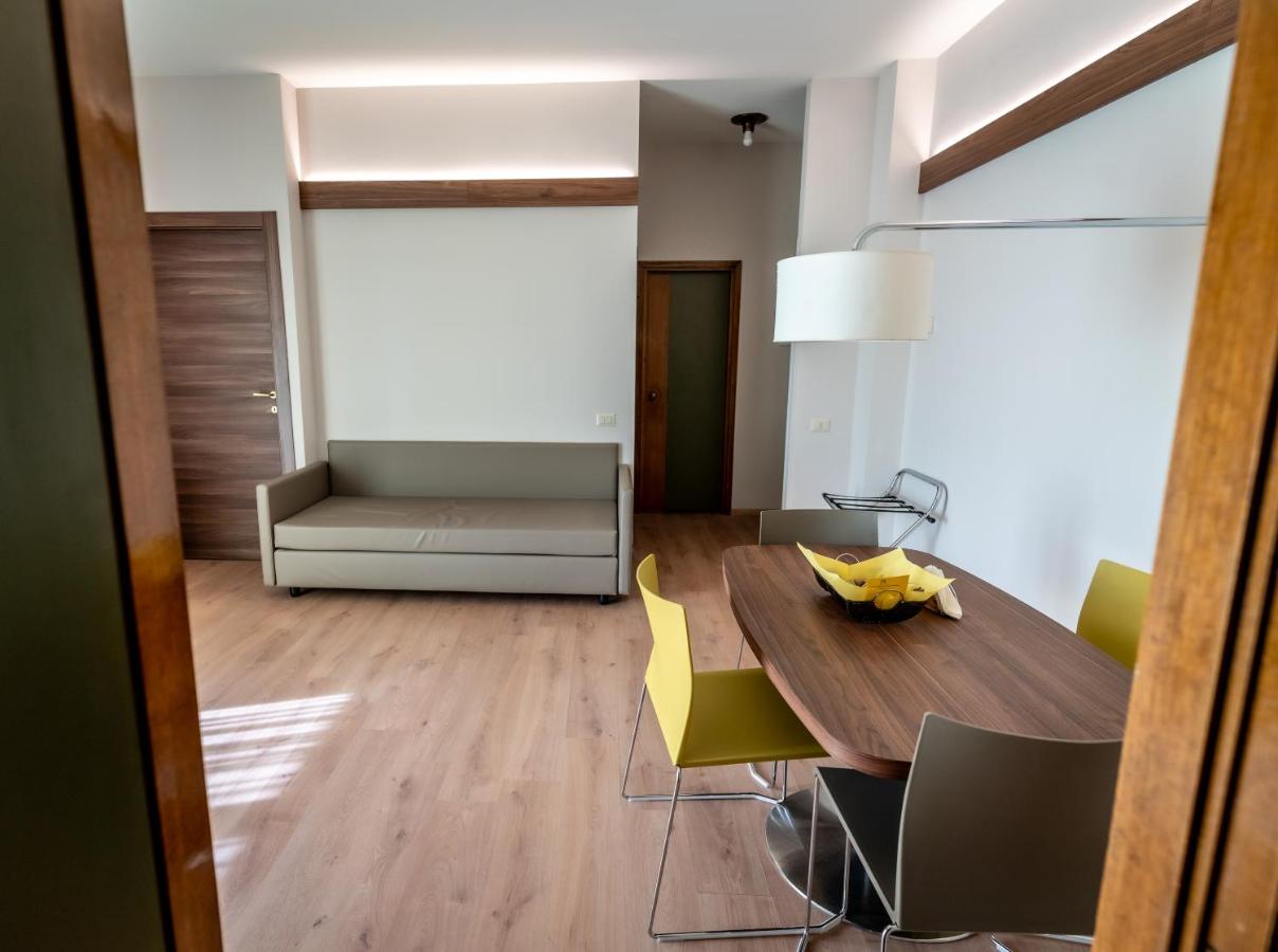 een eetkamer met een houten tafel en stoelen bij Residence Porta Al Prato in Florence