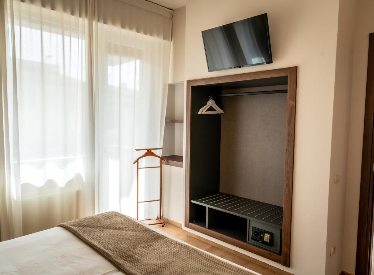 een slaapkamer met een flatscreen-tv boven een spiegel bij Residence Porta Al Prato in Florence
