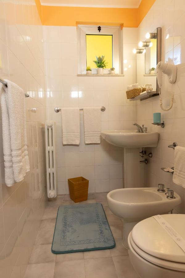een badkamer met een toilet en een wastafel bij GH Baia di Tempsa Resort in Amantea +117 foto's