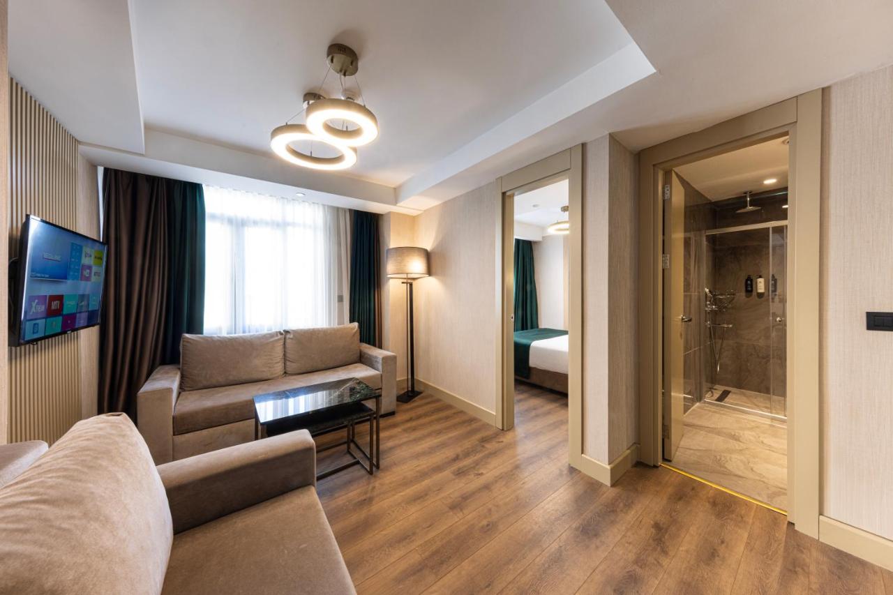 een woonkamer met een bank en een tafel bij THE NEST HOTEL in Istanbul