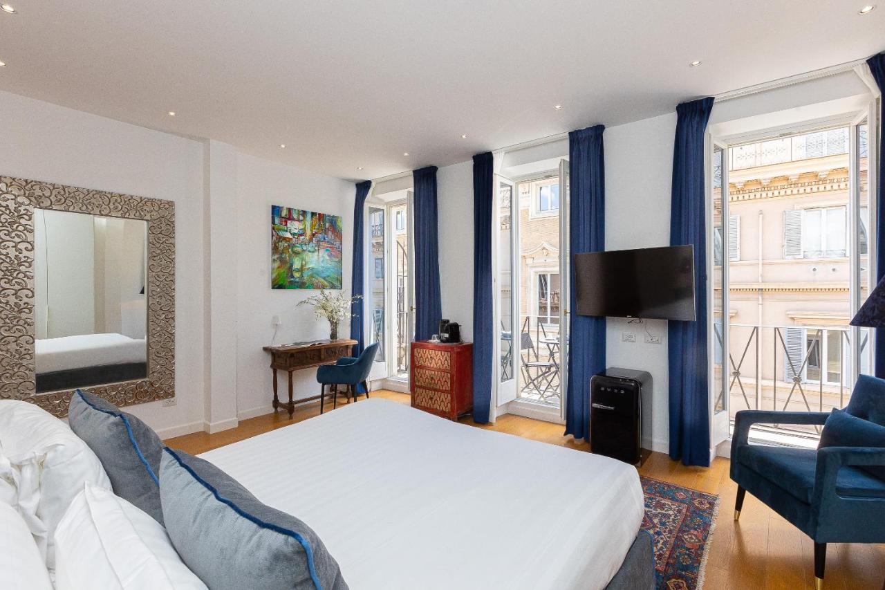 een slaapkamer met een bed, een tv en een bank bij Suite della Pigna in Rome