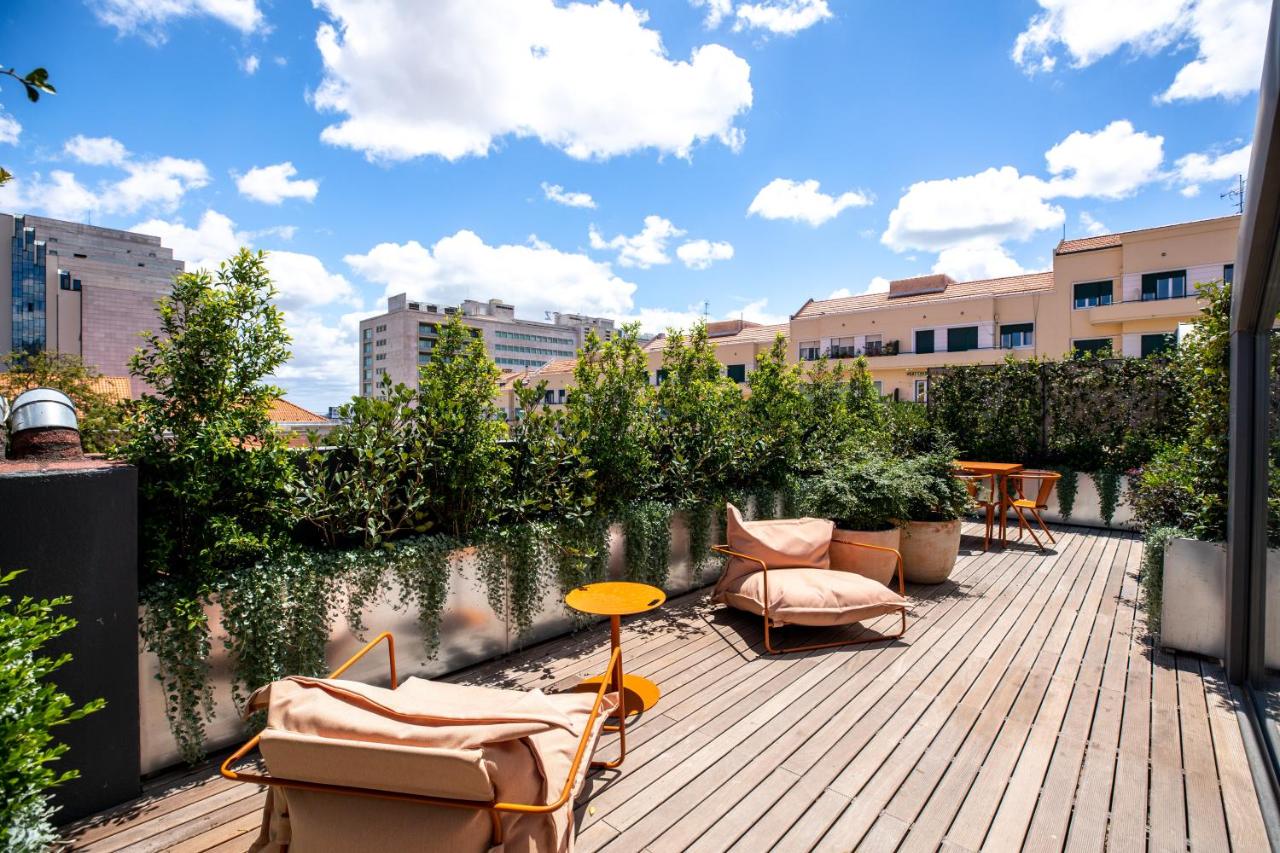 een houten terras met stoelen en tafels op een gebouw bij Sublime Lisboa in Lissabon