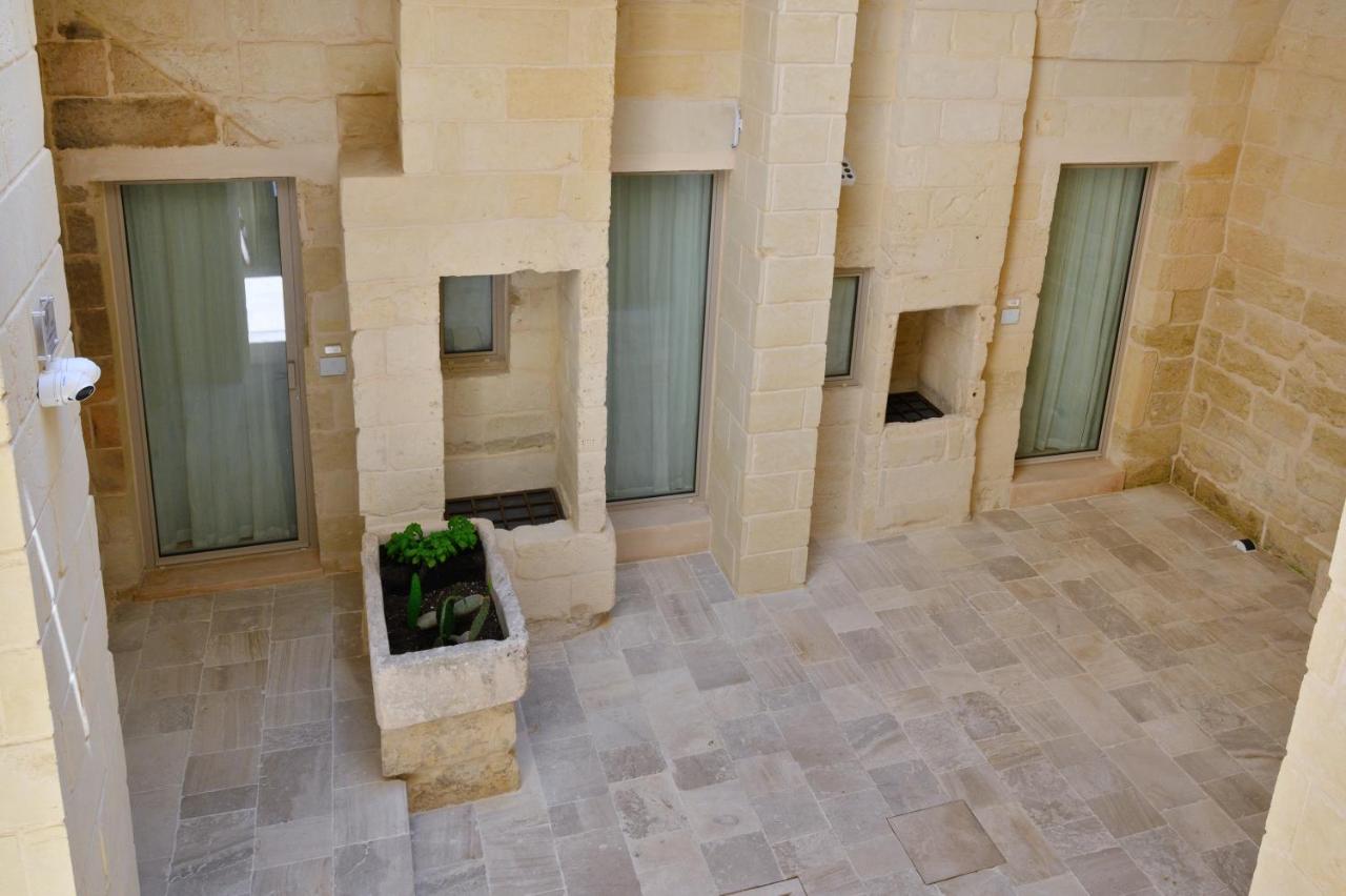 een bovenaanzicht van een grote kamer met ramen bij Vico dell' Elce in Lecce