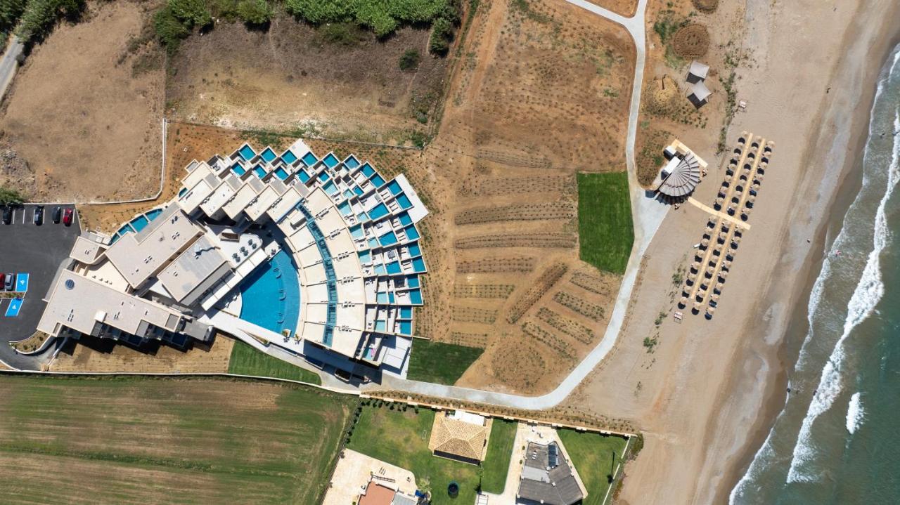 een bovenaanzicht van een gebouw naast de oceaan bij Ventale Island Breeze Resort in Georgioupolis