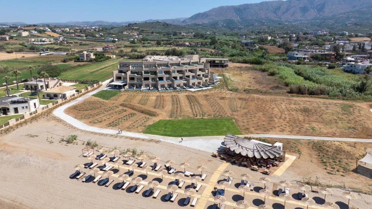 een luchtfoto van een gebouw in een stad bij Ventale Island Breeze Resort in Georgioupolis
