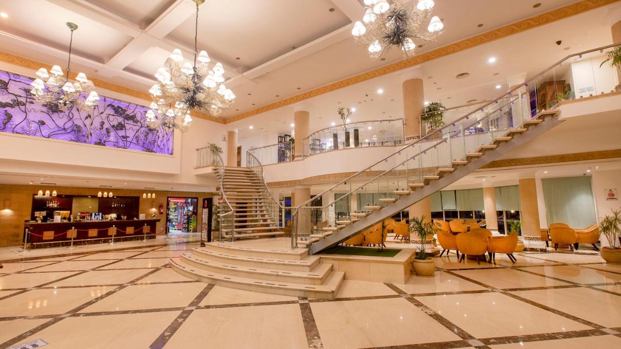 een lobby met een trappenhuis in een gebouw bij Naama Bay Hotel & Resort in Sharm El Sheikh