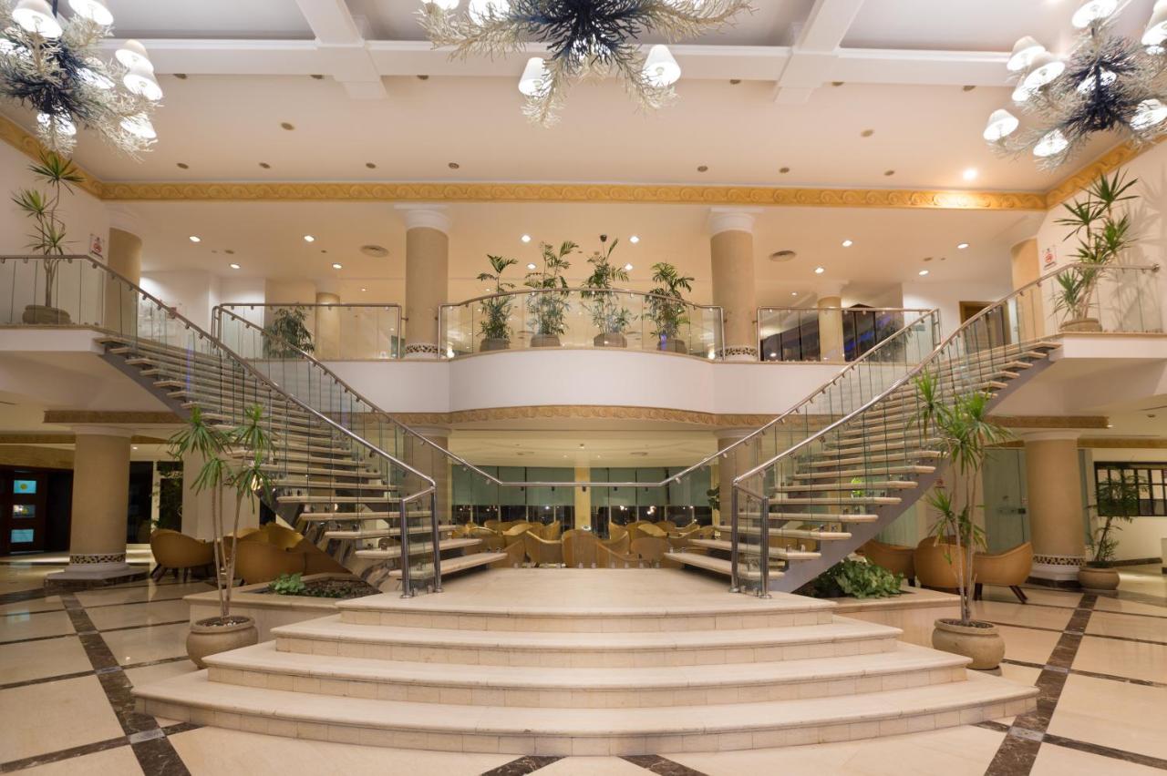 een grote lobby met trappen in een gebouw bij Naama Bay Hotel & Resort in Sharm El Sheikh