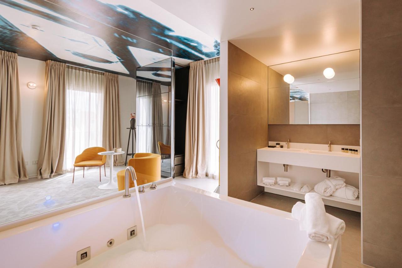 een badkamer met een groot bad in een kamer bij Biancodonda Greenblu Hotel & SPA in Gallipoli
