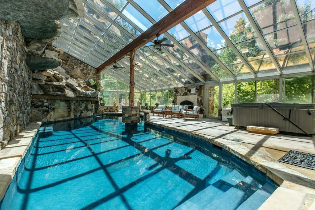 een binnenzwembad met een glazen plafond bij Hidden Cove in Lake Lure
