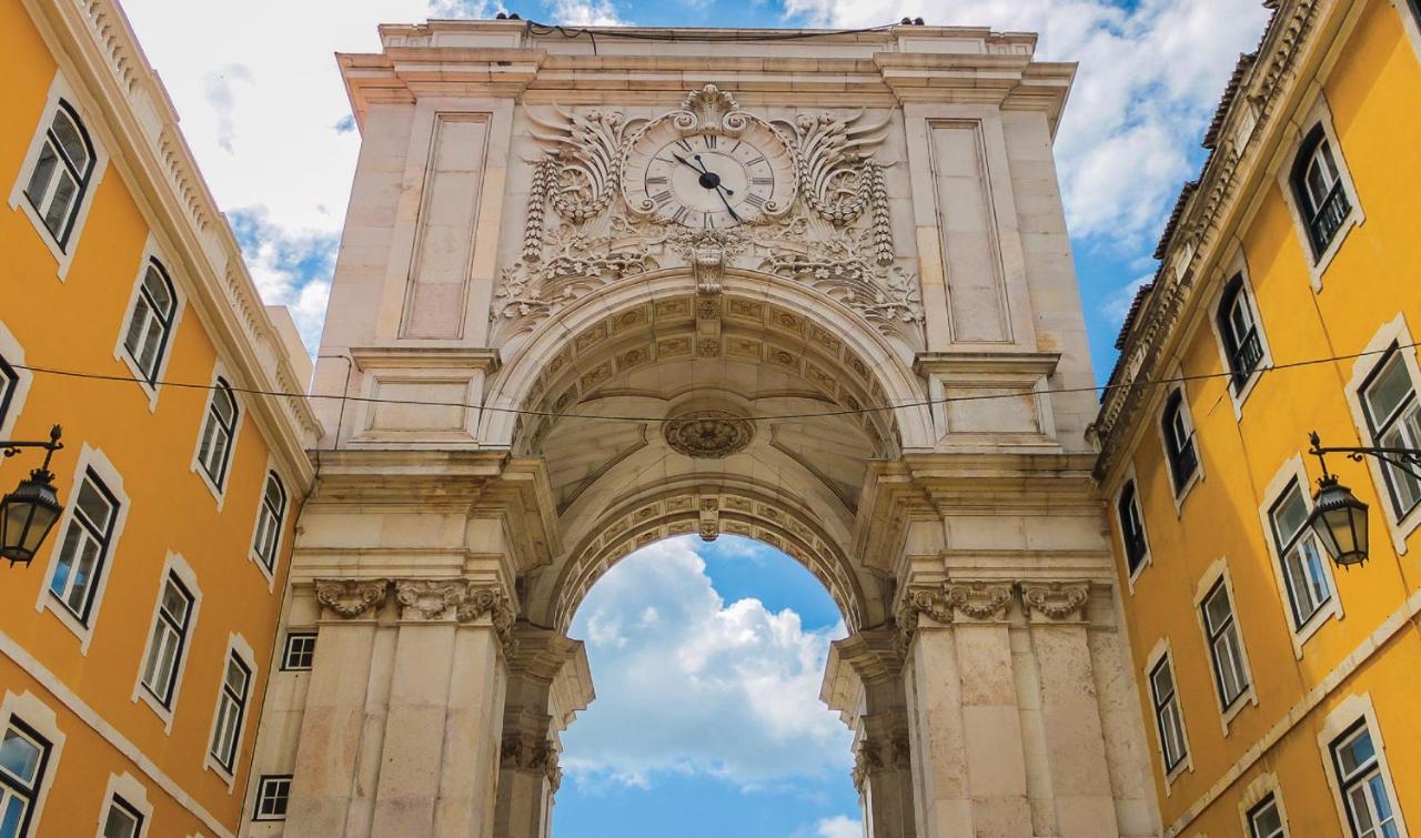 een gebouw met een boog waarop een klok is bij Pestana Rua Augusta Lisboa in Lissabon