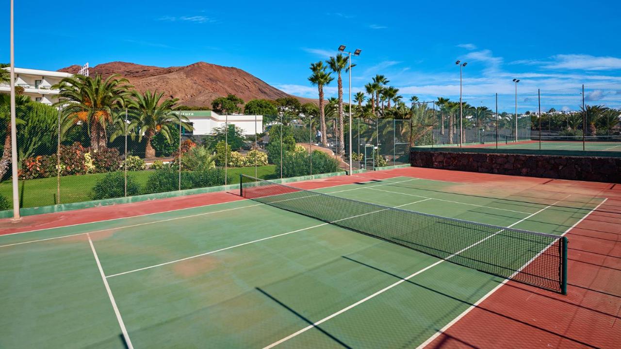 een tennisbaan met een net erbovenop bij Hipotels Natura Palace Adults Only in Playa Blanca