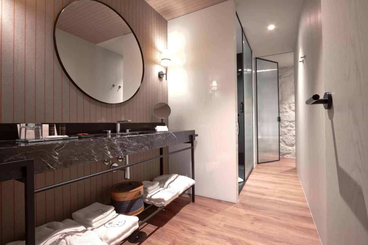 een badkamer met een wastafel en een spiegel bij Timbre Virtudes in Porto +91 foto's