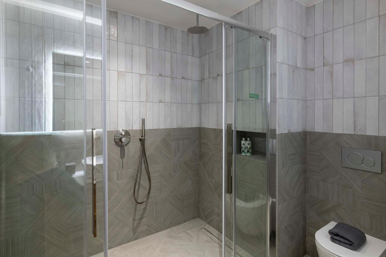 een badkamer met een douche en een toilet bij PAREA Athens in Athene