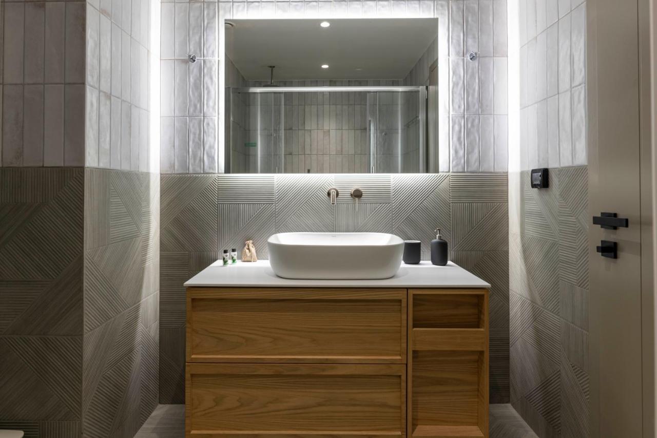 een badkamer met een wastafel en een spiegel bij PAREA Athens in Athene