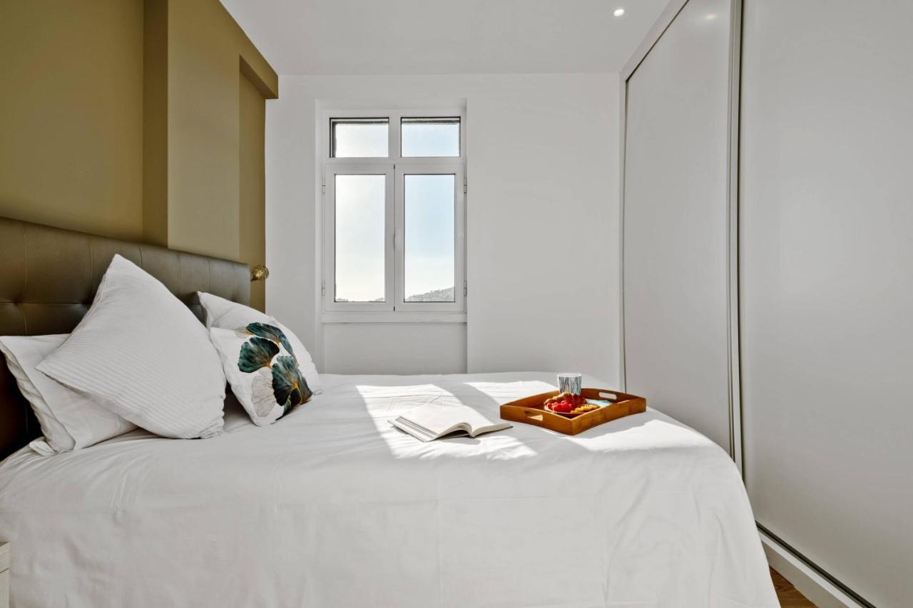 een wit bed met een dienblad erop bij Apartamento Eden in Funchal