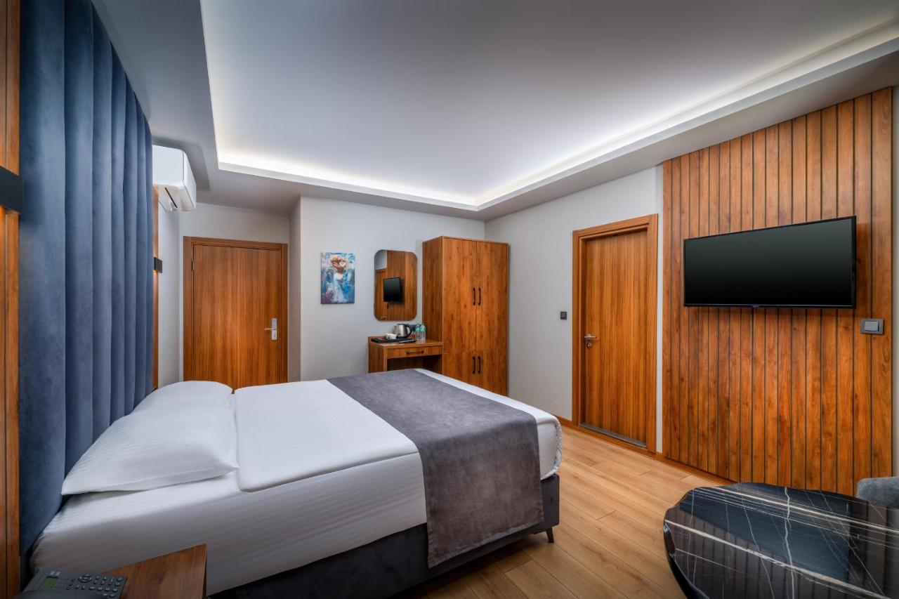 een hotelkamer met een bed en een flatscreen-tv bij Elite Port Hotel Istanbul Airport in Arnavutköy