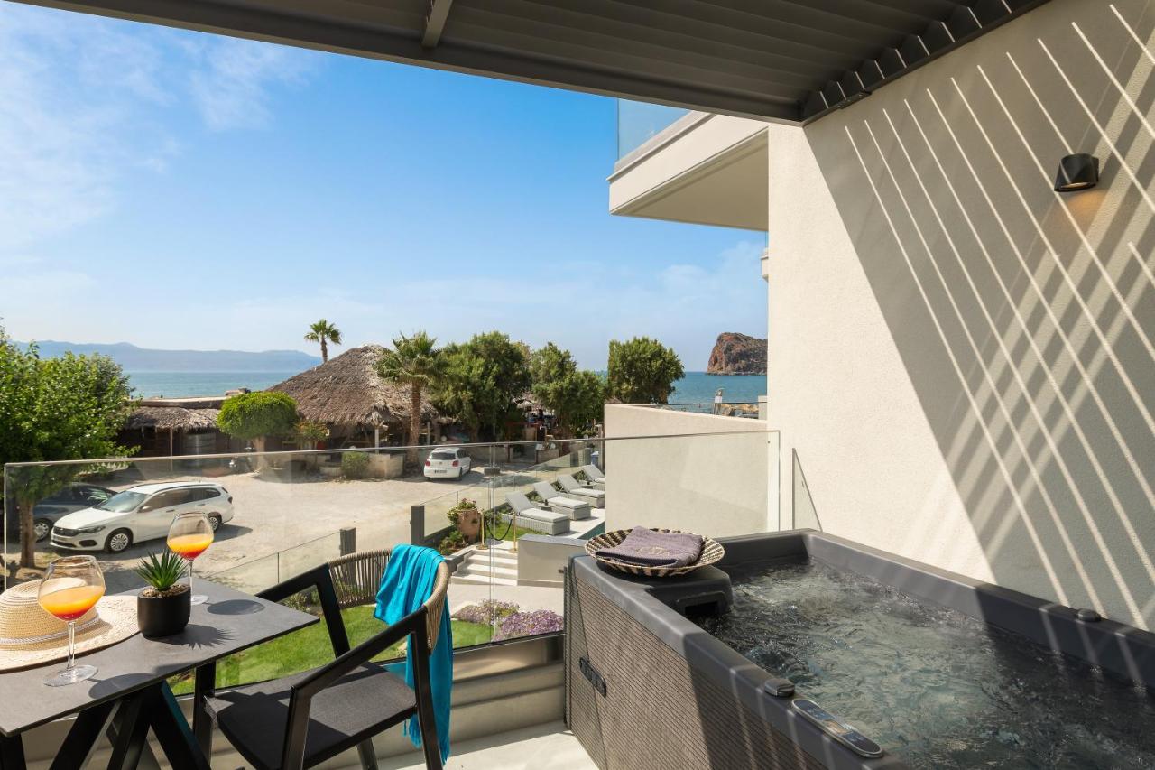 een jacuzzi op het balkon van een huis bij Elia Agia Marina Resort in Agia Marina Nea Kydonias